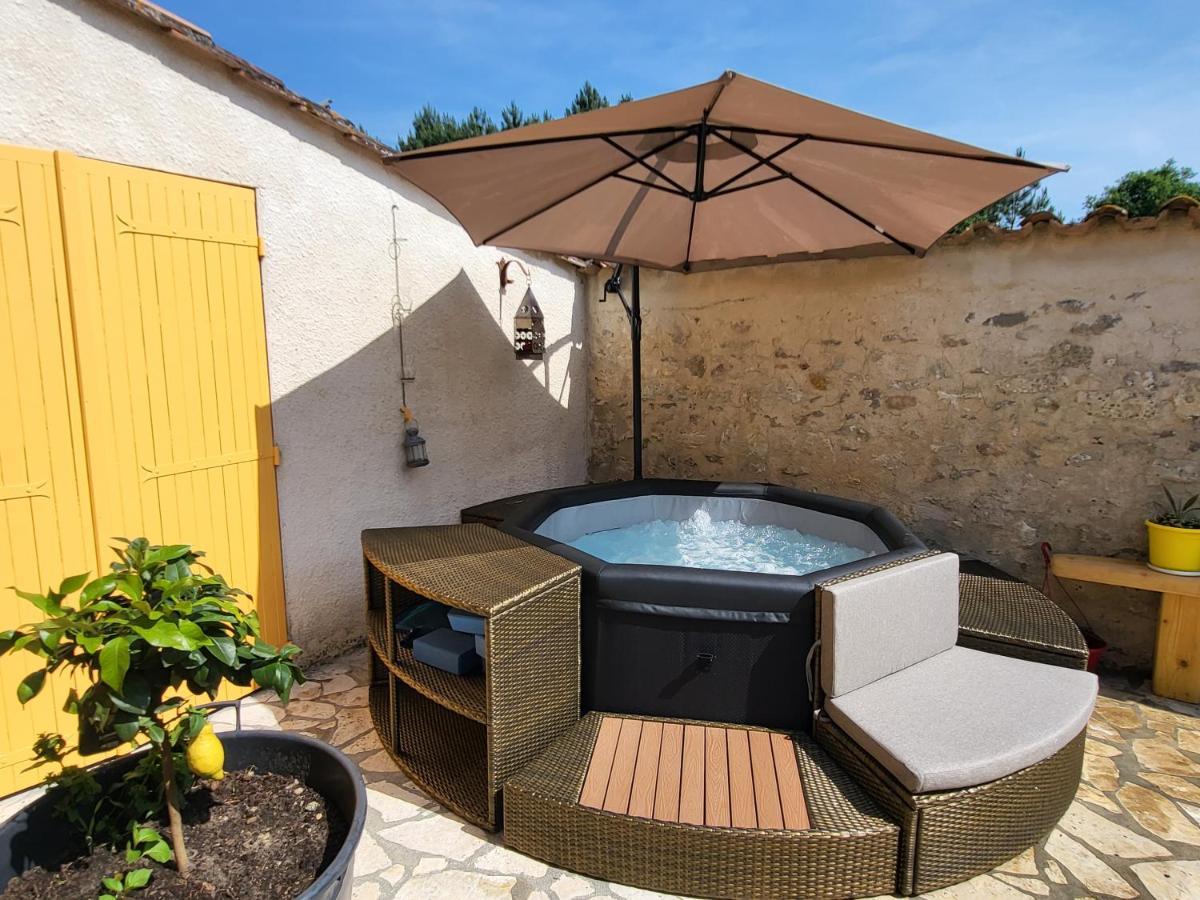 Bed and Breakfast Domaine De La Sarrotte Saugon Екстер'єр фото